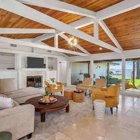 3 Bedroom House On The Lake